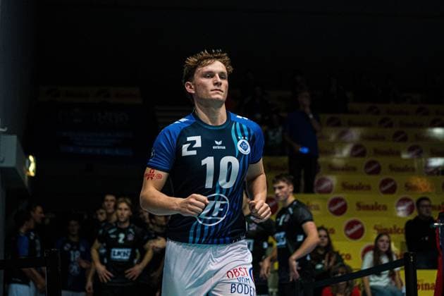 Volleyball I Herren I Saison 2025 2026 I Volleyball Bundesliga Ligacup I VfB Friedrichshafen - SVG Lüenburg I 11.10.2025 Lucas Huckle (10, VfB Friedrichshafen) beim Einlaufen Copyright: xLobeca Bjorn-OlexKehmx