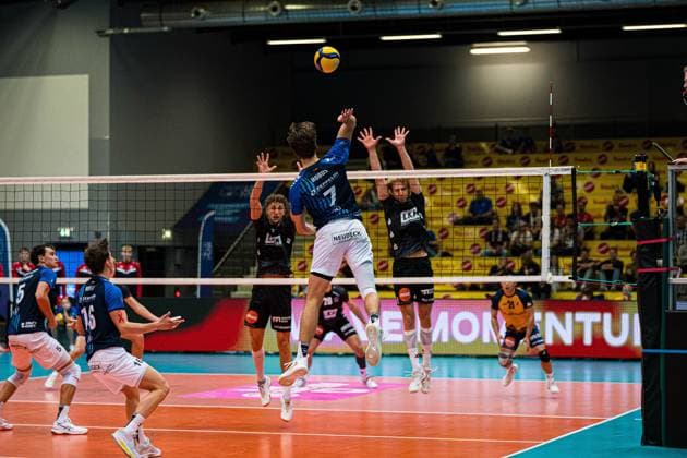 Volleyball I Herren I Saison 2025 2026 I Volleyball Bundesliga Ligacup I VfB Friedrichshafen - SVG Lüenburg I 11.10.2025 Kyle Patrick Hobus (7, VfB Friedrichshafen) im Angriff gegen den Block von Daniel Gruvaeus (2, SVG Lüneburg) und Joscha Kunstmann (7, SVG Lüneburg) Copyright: xLobeca Bjorn-OlexKehmx