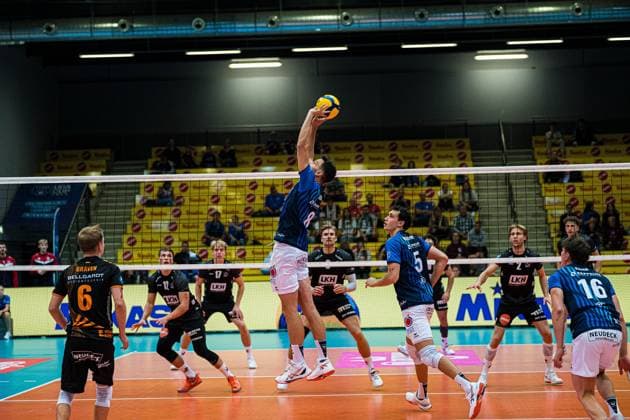 Volleyball I Herren I Saison 2025 2026 I Volleyball Bundesliga Ligacup I VfB Friedrichshafen - SVG Lüenburg I 11.10.2025 Aleksa Batak (8, VfB Friedrichshafen) im Zuspiel Copyright: xLobeca Bjorn-OlexKehmx