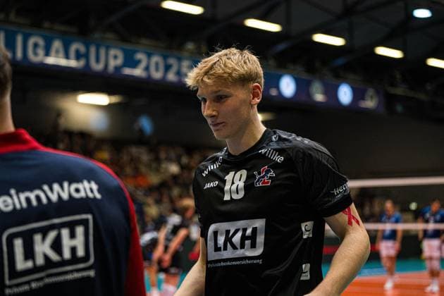 Volleyball I Herren I Saison 2025 2026 I Volleyball Bundesliga Ligacup I VfB Friedrichshafen - SVG Lüenburg I 11.10.2025 Axel Valdemar Juul Larsen (18, SVG Lüneburg) Einzelbild Copyright: xLobeca Bjorn-OlexKehmx