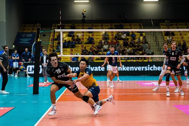Volleyball I Herren I Saison 2025 2026 I Volleyball Bundesliga Ligacup I VfB Friedrichshafen - SVG Lüenburg I 11.10.2025 Ethan Robert Champlin (20, SVG Lüneburg) und Sho Takahashi (21, SVG Lüneburg) kollidieren auf dem Feld Copyright: xLobeca Bjorn-OlexKehmx