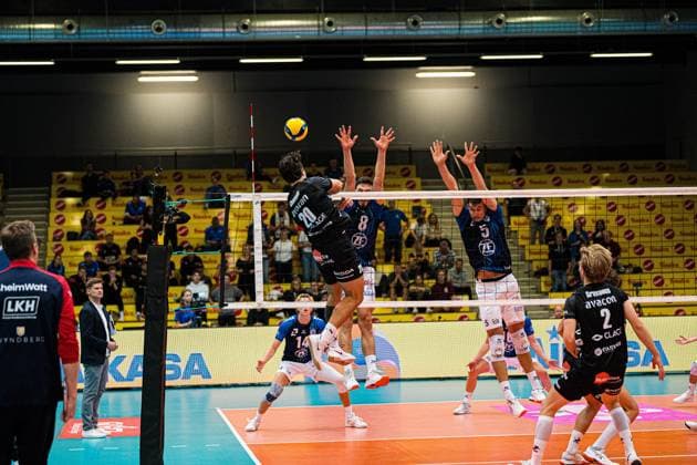 Volleyball I Herren I Saison 2025 2026 I Volleyball Bundesliga Ligacup I VfB Friedrichshafen - SVG Lüenburg I 11.10.2025 Ethan Robert Champlin (20, SVG Lüneburg) im Angriff gegen Aleksa Batak (8, VfB Friedrichshafen) und Louis Kunstmann (5, VfB Friedrichshafen) Copyright: xLobeca Bjorn-OlexKehmx