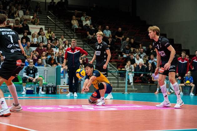 Volleyball I Herren I Saison 2025 2026 I Volleyball Bundesliga Ligacup I VfB Friedrichshafen - SVG Lüenburg I 11.10.2025 Sho Takahashi (21, SVG Lüneburg) in der Annahme Copyright: xLobeca Bjorn-OlexKehmx