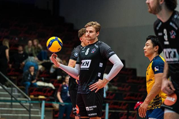 Volleyball I Herren I Saison 2025 2026 I Volleyball Bundesliga Ligacup I VfB Friedrichshafen - SVG Lüenburg I 11.10.2025 Jackson Clifford Howe (6, SVG Lüneburg) balanciert den Ball Copyright: xLobeca Bjorn-OlexKehmx