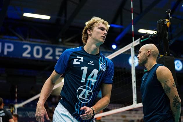 Volleyball I Herren I Saison 2025 2026 I Volleyball Bundesliga Ligacup I VfB Friedrichshafen - SVG Lüenburg I 11.10.2025 Parker James Van Buren (14, VfB Friedrichshafen) vor dem Netz Copyright: xLobeca Bjorn-OlexKehmx