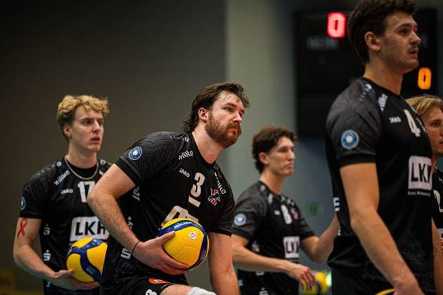 Volleyball I Herren I Saison 2025 2026 I Volleyball Bundesliga Ligacup I VfB Friedrichshafen - SVG Lüenburg I 11.10.2025 Jesse William Elser (3, SVG Lüneburg) steht beim Einschlagen Copyright: xLobeca Bjorn-OlexKehmx