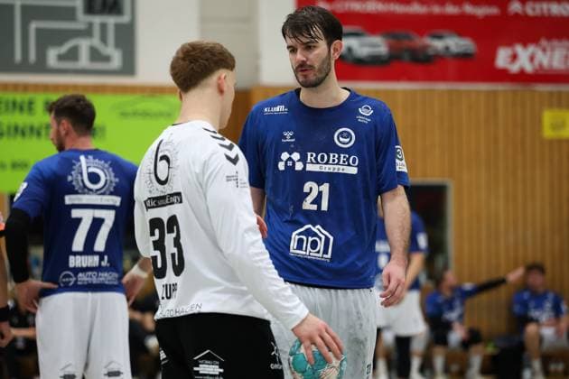 11.10.2025, Handball, Männer, 3. Liga Staffel Nord-Ost Saison 2025 2026, 8. Spieltag, SV 04 Plauen-Oberlosa - HSG Ostsee N G Mats Schramm (HSG Ostsee, 21) im Gespräch mit Robin Zupp (HSG Ostsee, 33) Plauen Kurt-Helbig-Sporthalle Sachsen Deutschland