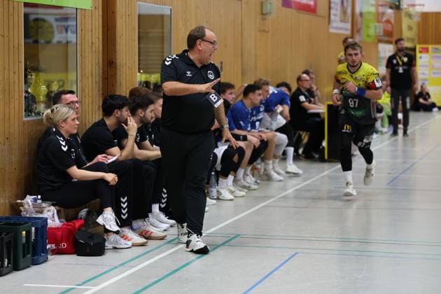 11.10.2025, Handball, Männer, 3. Liga Staffel Nord-Ost Saison 2025 2026, 8. Spieltag, SV 04 Plauen-Oberlosa - HSG Ostsee N G Blick an die Ostsee-Seitenlinie um Mirko Spieckermann (Trainer HSG Ostsee, B) Plauen Kurt-Helbig-Sporthalle Sachsen Deutschland