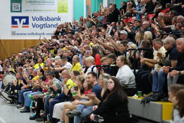 11.10.2025, Handball, Männer, 3. Liga Staffel Nord-Ost Saison 2025 2026, 8. Spieltag, SV 04 Plauen-Oberlosa - HSG Ostsee N G Oberlosa-Fans sorgten für gute Stimmung Plauen Kurt-Helbig-Sporthalle Sachsen Deutschland