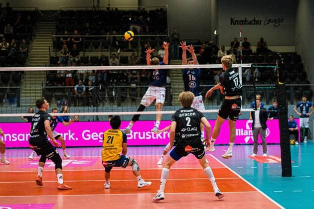 Volleyball I Herren I Saison 2025 2026 I Volleyball Bundesliga Ligacup I VfB Friedrichshafen - SVG Lüenburg I 11.10.2025 Axel Valentin Enlund (17, SVG Lüneburg) im Angriff gegen Simon Kohn (16, VfB Friedrichshafen) und Simon Tabermann Uhrenholt (18, VfB Friedrichshafen) Copyright: xLobeca Bjorn-OlexKehmx