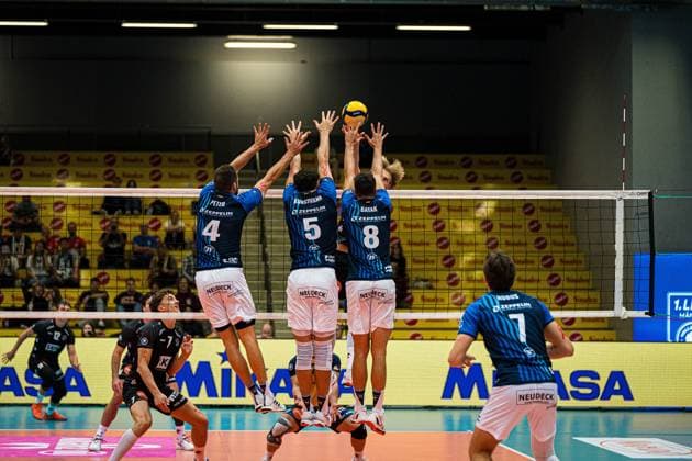 Volleyball I Herren I Saison 2025 2026 I Volleyball Bundesliga Ligacup I VfB Friedrichshafen - SVG Lüenburg I 11.10.2025 Tim Peter (4, VfB Friedrichshafen), Louis Kunstmann (5, VfB Friedrichshafen) und Aleksa Batak (8, VfB Friedrichshafen) im Block gegen Daniel Gruvaeus (2, SVG Lüneburg) Copyright: xLobeca Bjorn-OlexKehmx