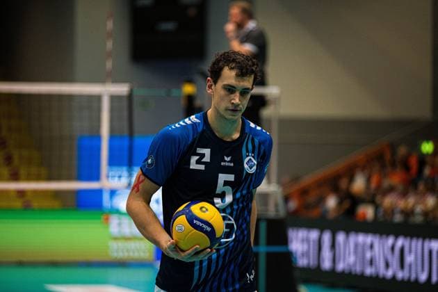 Volleyball I Herren I Saison 2025 2026 I Volleyball Bundesliga Ligacup I VfB Friedrichshafen - SVG Lüenburg I 11.10.2025 Louis Kunstmann (5, VfB Friedrichshafen) geht zum Aufschlag Copyright: xLobeca Bjorn-OlexKehmx