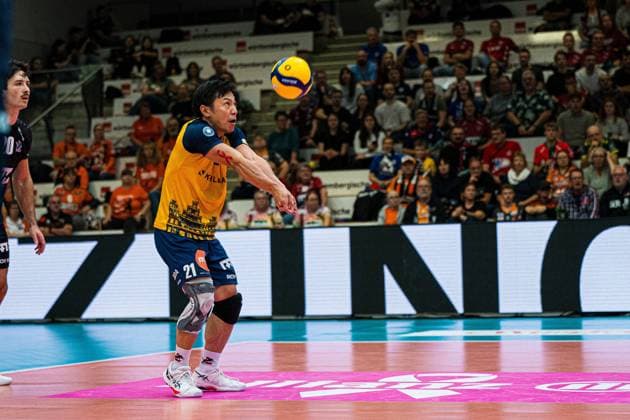 Volleyball I Herren I Saison 2025 2026 I Volleyball Bundesliga Ligacup I VfB Friedrichshafen - SVG Lüenburg I 11.10.2025 Sho Takahashi (21, SVG Lüneburg) in der Annahme Copyright: xLobeca Bjorn-OlexKehmx