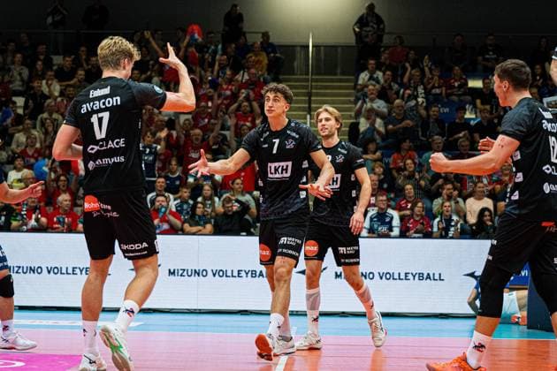 Volleyball I Herren I Saison 2025 2026 I Volleyball Bundesliga Ligacup I VfB Friedrichshafen - SVG Lüenburg I 11.10.2025 Joscha Kunstmann (7, SVG Lüneburg) jubelt mit Axel Valentin Enlund (17, SVG Lüneburg) Copyright: xLobeca Bjorn-OlexKehmx