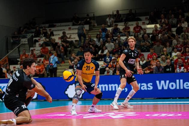 Volleyball I Herren I Saison 2025 2026 I Volleyball Bundesliga Ligacup I VfB Friedrichshafen - SVG Lüenburg I 11.10.2025 Ethan Robert Champlin (20, SVG Lüneburg) in der Annahme neben Sho Takahashi (21, SVG Lüneburg) und Daniel Gruvaeus (2, SVG Lüneburg) Copyright: xLobeca Bjorn-OlexKehmx