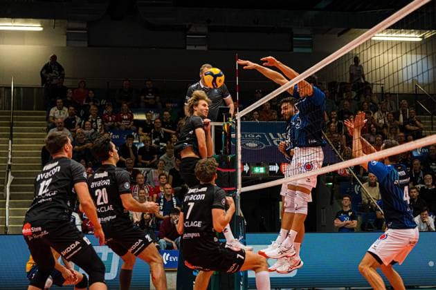 Volleyball I Herren I Saison 2025 2026 I Volleyball Bundesliga Ligacup I VfB Friedrichshafen - SVG Lüenburg I 11.10.2025 Louis Kunstmann (5, VfB Friedrichshafen) im Block gegen Daniel Gruvaeus (2, SVG Lüneburg) Copyright: xLobeca Bjorn-OlexKehmx