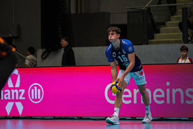 Volleyball I Herren I Saison 2025 2026 I Volleyball Bundesliga Ligacup I VfB Friedrichshafen - SVG Lüenburg I 11.10.2025 Simon Kohn (16, VfB Friedrichshafen) beim Aufschlag Copyright: xLobeca Bjorn-OlexKehmx