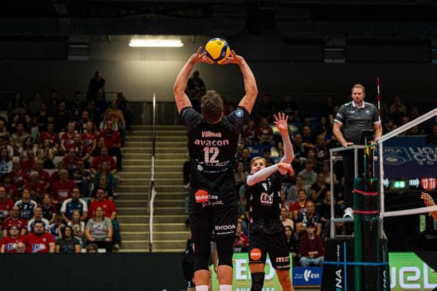 Volleyball I Herren I Saison 2025 2026 I Volleyball Bundesliga Ligacup I VfB Friedrichshafen - SVG Lüenburg I 11.10.2025 Santeri Riku Matias Välimaa (12, SVG Lüneburg) im Zuspiel Copyright: xLobeca Bjorn-OlexKehmx