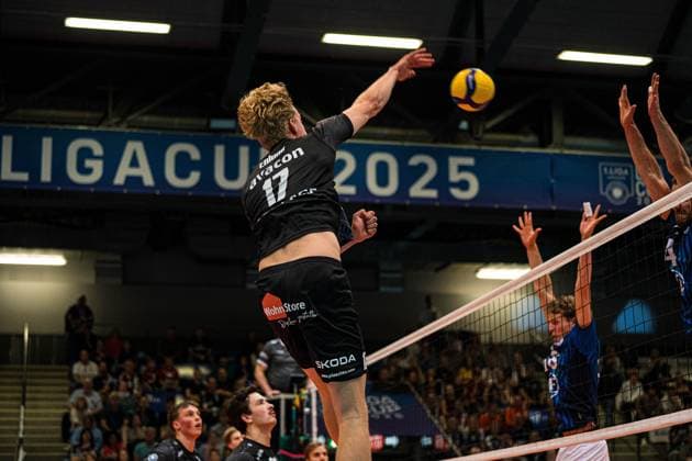 Volleyball I Herren I Saison 2025 2026 I Volleyball Bundesliga Ligacup I VfB Friedrichshafen - SVG Lüenburg I 11.10.2025 Axel Valentin Enlund (17, SVG Lüneburg) im Angriff Copyright: xLobeca Bjorn-OlexKehmx