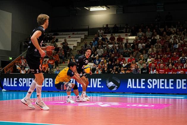 Volleyball I Herren I Saison 2025 2026 I Volleyball Bundesliga Ligacup I VfB Friedrichshafen - SVG Lüenburg I 11.10.2025 Sho Takahashi (21, SVG Lüneburg) in der Annahme Copyright: xLobeca Bjorn-OlexKehmx