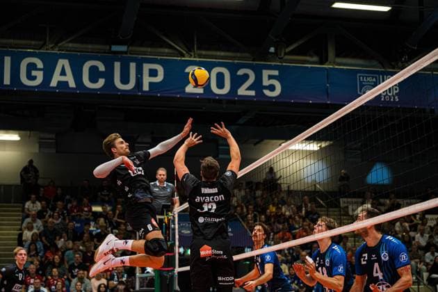 Volleyball I Herren I Saison 2025 2026 I Volleyball Bundesliga Ligacup I VfB Friedrichshafen - SVG Lüenburg I 11.10.2025 Jackson Clifford Howe (6, SVG Lüneburg) im Angriff nach Zuspiel von Santeri Riku Matias Välimaa (12, SVG Lüneburg) Copyright: xLobeca Bjorn-OlexKehmx