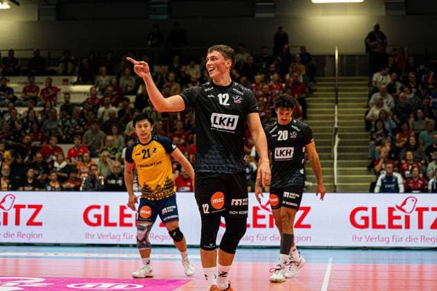 Volleyball I Herren I Saison 2025 2026 I Volleyball Bundesliga Ligacup I VfB Friedrichshafen - SVG Lüenburg I 11.10.2025 Santeri Riku Matias Välimaa (12, SVG Lüneburg) lächelt auf dem Feld Copyright: xLobeca Bjorn-OlexKehmx