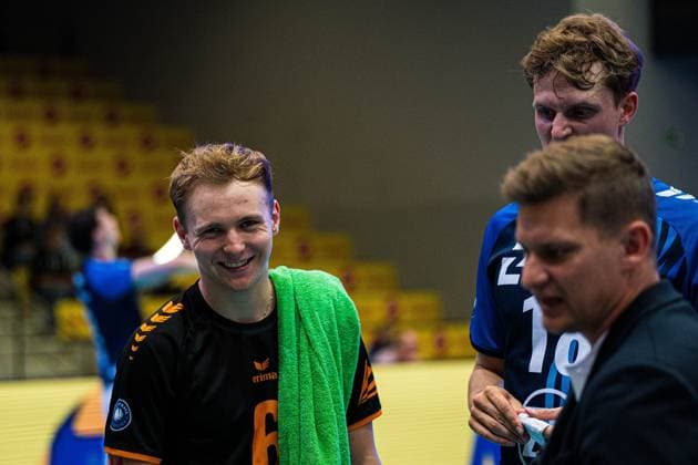 Volleyball I Herren I Saison 2025 2026 I Volleyball Bundesliga Ligacup I VfB Friedrichshafen - SVG Lüenburg I 11.10.2025 Leonard Graven (6, VfB Friedrichshafen), Simon Tabermann Uhrenholt (18, VfB Friedrichshafen) und Adam Swaczyna (Trainer, VfB Friedrichshafen) in der Auszeit Copyright: xLobeca Bjorn-OlexKehmx