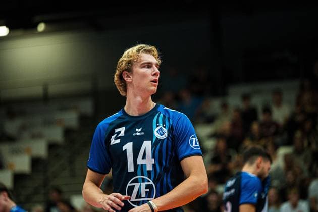 Volleyball I Herren I Saison 2025 2026 I Volleyball Bundesliga Ligacup I VfB Friedrichshafen - SVG Lüenburg I 11.10.2025 Parker James Van Buren (14, VfB Friedrichshafen) Einzelbild Copyright: xLobeca Bjorn-OlexKehmx