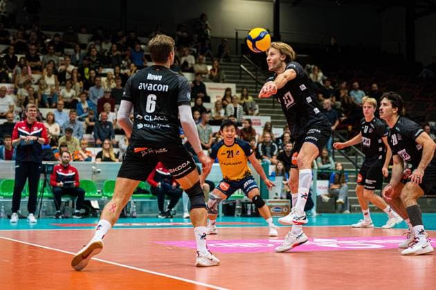 Volleyball I Herren I Saison 2025 2026 I Volleyball Bundesliga Ligacup I VfB Friedrichshafen - SVG Lüenburg I 11.10.2025 Daniel Gruvaeus (2, SVG Lüneburg) in der Annahme Abwehr Copyright: xLobeca Bjorn-OlexKehmx