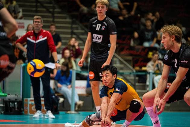 Volleyball I Herren I Saison 2025 2026 I Volleyball Bundesliga Ligacup I VfB Friedrichshafen - SVG Lüenburg I 11.10.2025 Sho Takahashi (21, SVG Lüneburg) in der Annahme Copyright: xLobeca Bjorn-OlexKehmx
