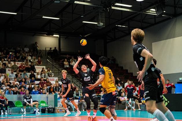 Volleyball I Herren I Saison 2025 2026 I Volleyball Bundesliga Ligacup I VfB Friedrichshafen - SVG Lüenburg I 11.10.2025 Santeri Riku Matias Välimaa (12, SVG Lüneburg) im Zuspiel Copyright: xLobeca Bjorn-OlexKehmx