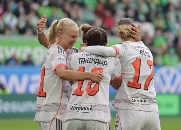 Jubel 1-2 durch Momoko Tanikawa (FC Bayern Muenchen)18 Fussball, Frauen, Saison 2025 2026, 1.Liga, Google Pixel Frauen-Bundesliga, VfL Wolfsburg gegen FC Bayern Muenchen, 1-3 DFL REGULATIONS PROHIBIT ANY USE OF PHOTOGRAPHS AS IMAGE SEQUENCES AND OR QUASI-VIDEO.