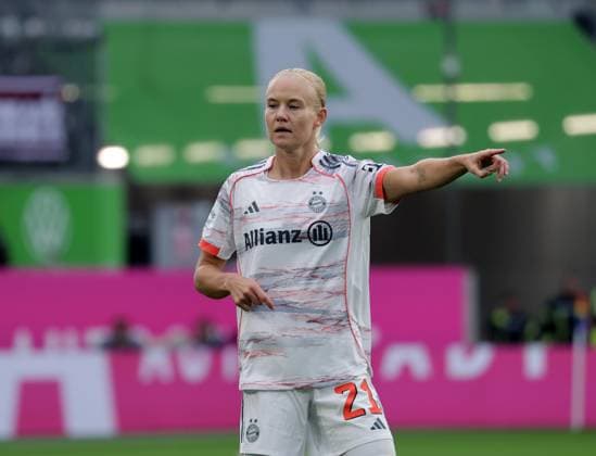 Pernille Harder (FC Bayern Muenchen) Fussball, Frauen, Saison 2025 2026, 1.Liga, Google Pixel Frauen-Bundesliga, VfL Wolfsburg gegen FC Bayern Muenchen, 1-3 DFL REGULATIONS PROHIBIT ANY USE OF PHOTOGRAPHS AS IMAGE SEQUENCES AND OR QUASI-VIDEO.