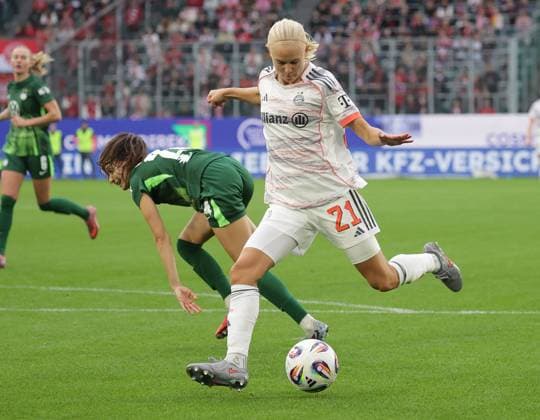 Pernille Harder (FC Bayern Muenchen) setzt sich gegen Joelle Wedemeyer (VfL Wolfsburg) durch Fussball, Frauen, Saison 2025 2026, 1.Liga, Google Pixel Frauen-Bundesliga, VfL Wolfsburg gegen FC Bayern Muenchen, 1-3 DFL REGULATIONS PROHIBIT ANY USE OF PHOTOGRAPHS AS IMAGE SEQUENCES AND OR QUASI-VIDEO.