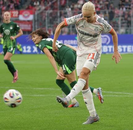 Pernille Harder (FC Bayern Muenchen) setzt sich gegen Joelle Wedemeyer (VfL Wolfsburg) durch Fussball, Frauen, Saison 2025 2026, 1.Liga, Google Pixel Frauen-Bundesliga, VfL Wolfsburg gegen FC Bayern Muenchen, 1-3 DFL REGULATIONS PROHIBIT ANY USE OF PHOTOGRAPHS AS IMAGE SEQUENCES AND OR QUASI-VIDEO.