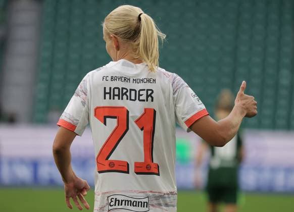 Pernille Harder (FC Bayern Muenchen) Fussball, Frauen, Saison 2025 2026, 1.Liga, Google Pixel Frauen-Bundesliga, VfL Wolfsburg gegen FC Bayern Muenchen, 1-3 DFL REGULATIONS PROHIBIT ANY USE OF PHOTOGRAPHS AS IMAGE SEQUENCES AND OR QUASI-VIDEO.