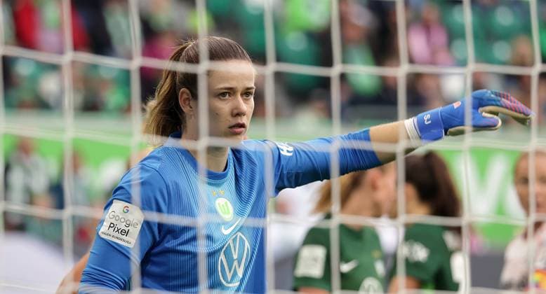 Stina Johannes (VfL Wolfsburg) Fussball, Frauen, Saison 2025 2026, 1.Liga, Google Pixel Frauen-Bundesliga, VfL Wolfsburg gegen FC Bayern Muenchen, 1-3 DFL REGULATIONS PROHIBIT ANY USE OF PHOTOGRAPHS AS IMAGE SEQUENCES AND OR QUASI-VIDEO.