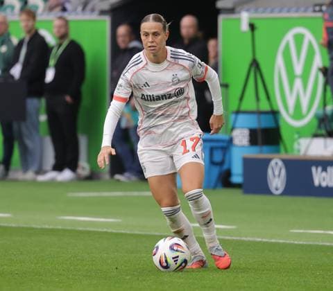 Klara Buehl (FC Bayern Muenchen) am Ball Fussball, Frauen, Saison 2025 2026, 1.Liga, Google Pixel Frauen-Bundesliga, VfL Wolfsburg gegen FC Bayern Muenchen, 1-3 DFL REGULATIONS PROHIBIT ANY USE OF PHOTOGRAPHS AS IMAGE SEQUENCES AND OR QUASI-VIDEO.