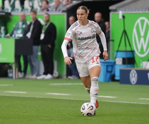 Klara Buehl (FC Bayern Muenchen) am Ball Fussball, Frauen, Saison 2025 2026, 1.Liga, Google Pixel Frauen-Bundesliga, VfL Wolfsburg gegen FC Bayern Muenchen, 1-3 DFL REGULATIONS PROHIBIT ANY USE OF PHOTOGRAPHS AS IMAGE SEQUENCES AND OR QUASI-VIDEO.