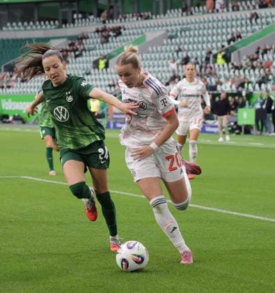 Duell zwischen Joelle Wedemeyer (VfL Wolfsburg) und Franziska Kett (FC Bayern Muenchen) Fussball, Frauen, Saison 2025 2026, 1.Liga, Google Pixel Frauen-Bundesliga, VfL Wolfsburg gegen FC Bayern Muenchen, 1-3 DFL REGULATIONS PROHIBIT ANY USE OF PHOTOGRAPHS AS IMAGE SEQUENCES AND OR QUASI-VIDEO.