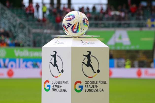 10.10.2025, xgrfx, Fussball Google Pixel Frauen-Bundesliga, VfL Wolfsburg - FC Bayern München v.l. Symbolbild, Symbolfoto Google Pixel Frauen Bundesliga. (DFL DFB REGULATIONS PROHIBIT ANY USE OF PHOTOGRAPHS as IMAGE SEQUENCES and or QUASI-VIDEO) Wolfsburg
