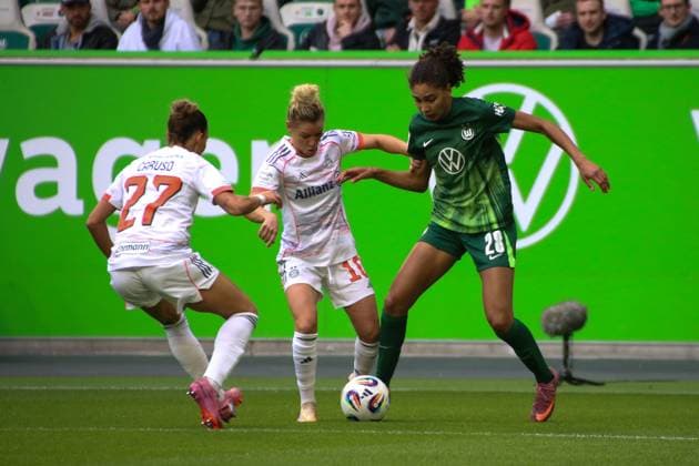 10.10.2025, xgrfx, Fussball Google Pixel Frauen-Bundesliga, VfL Wolfsburg - FC Bayern München v.l. Arianna Caruso, Linda Dallmann (FC Bayern München), Cora Zicai (VfL Wolfsburg) (DFL DFB REGULATIONS PROHIBIT ANY USE OF PHOTOGRAPHS as IMAGE SEQUENCES and or QUASI-VIDEO) Wolfsburg