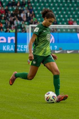 10.10.2025, xgrfx, Fussball Google Pixel Frauen-Bundesliga, VfL Wolfsburg - FC Bayern München v.l. Cora Zicai (VfL Wolfsburg) (DFL DFB REGULATIONS PROHIBIT ANY USE OF PHOTOGRAPHS as IMAGE SEQUENCES and or QUASI-VIDEO) Wolfsburg