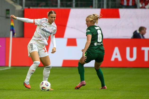 10.10.2025, xgrfx, Fussball Google Pixel Frauen-Bundesliga, VfL Wolfsburg - FC Bayern München v.l. Klara Bühl (FC Bayern München), Janina Minge (VfL Wolfsburg) (DFL DFB REGULATIONS PROHIBIT ANY USE OF PHOTOGRAPHS as IMAGE SEQUENCES and or QUASI-VIDEO) Wolfsburg