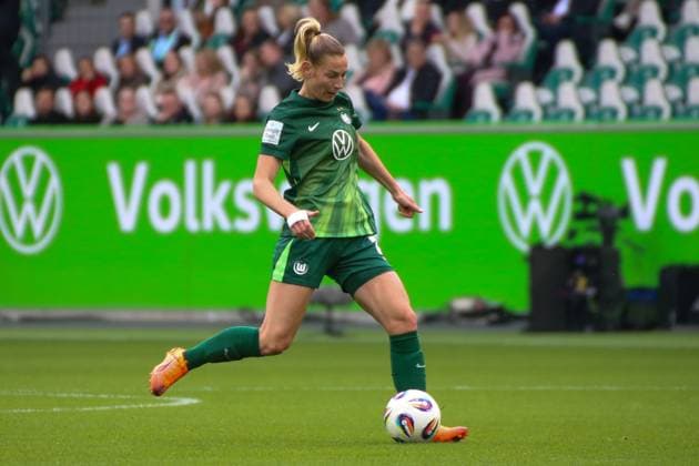 10.10.2025, xgrfx, Fussball Google Pixel Frauen-Bundesliga, VfL Wolfsburg - FC Bayern München v.l. Sarai Linder (VfL Wolfsburg) (DFL DFB REGULATIONS PROHIBIT ANY USE OF PHOTOGRAPHS as IMAGE SEQUENCES and or QUASI-VIDEO) Wolfsburg