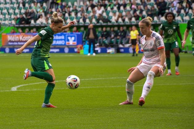 10.10.2025, xgrfx, Fussball Google Pixel Frauen-Bundesliga, VfL Wolfsburg - FC Bayern München v.l. Svenja Huth (VfL Wolfsburg), Franziska Kett (FC Bayern München) (DFL DFB REGULATIONS PROHIBIT ANY USE OF PHOTOGRAPHS as IMAGE SEQUENCES and or QUASI-VIDEO) Wolfsburg