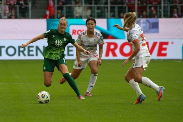 10.10.2025, xgrfx, Fussball Google Pixel Frauen-Bundesliga, VfL Wolfsburg - FC Bayern München v.l. Janina Minge (VfL Wolfsburg), Momoko Tanikawa, Georgia Stanway (FC Bayern München) (DFL DFB REGULATIONS PROHIBIT ANY USE OF PHOTOGRAPHS as IMAGE SEQUENCES and or QUASI-VIDEO) Wolfsburg