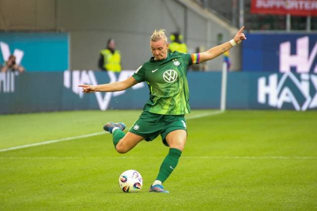 10.10.2025, xgrfx, Fussball Google Pixel Frauen-Bundesliga, VfL Wolfsburg - FC Bayern München v.l. Alexandra Popp (VfL Wolfsburg) (DFL DFB REGULATIONS PROHIBIT ANY USE OF PHOTOGRAPHS as IMAGE SEQUENCES and or QUASI-VIDEO) Wolfsburg