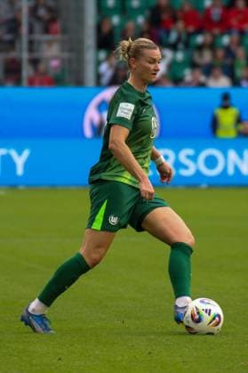 10.10.2025, xgrfx, Fussball Google Pixel Frauen-Bundesliga, VfL Wolfsburg - FC Bayern München v.l. Alexandra Popp (VfL Wolfsburg) (DFL DFB REGULATIONS PROHIBIT ANY USE OF PHOTOGRAPHS as IMAGE SEQUENCES and or QUASI-VIDEO) Wolfsburg