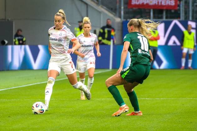 10.10.2025, xgrfx, Fussball Google Pixel Frauen-Bundesliga, VfL Wolfsburg - FC Bayern München v.l. Giulia Gwinn (FC Bayern München), Camilla Küver (VfL Wolfsburg) (DFL DFB REGULATIONS PROHIBIT ANY USE OF PHOTOGRAPHS as IMAGE SEQUENCES and or QUASI-VIDEO) Wolfsburg